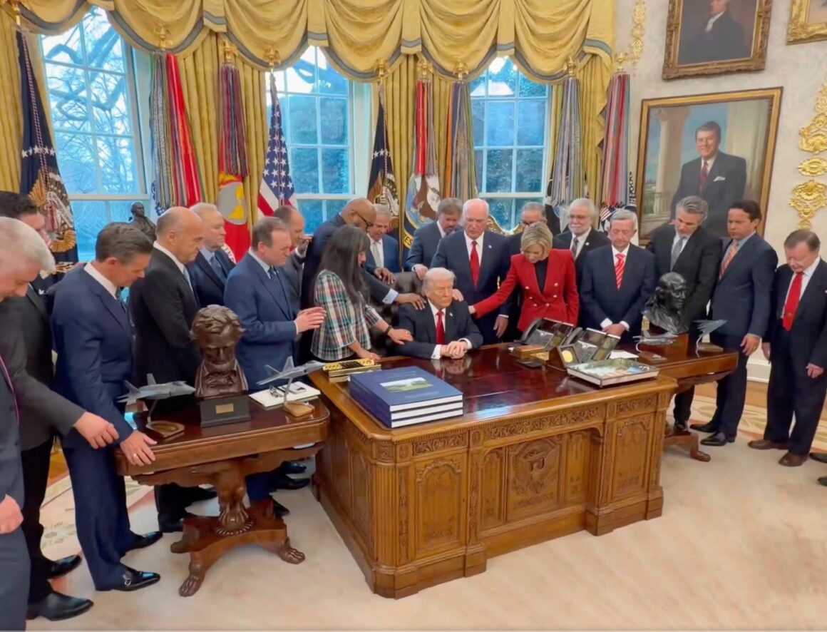 Trump a chemat pastorii în Biroul Oval să se roage cu el. „Ne rugăm ca înțelepciunea din cer să-i umple inima și mintea”