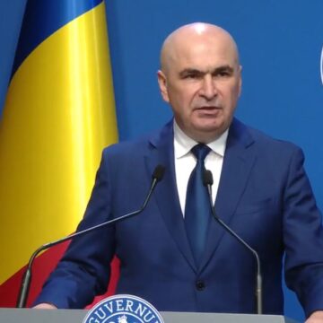 BOLOJAN-2.jpg Ilie Bolojan își apără Reformele după ce Comisia Europeană a aprobat cererea României de 2,62 miliarde de euro din PNRR. Ce date economice a prezentat astăzi Premierul, în contextul în care România e în recesiune