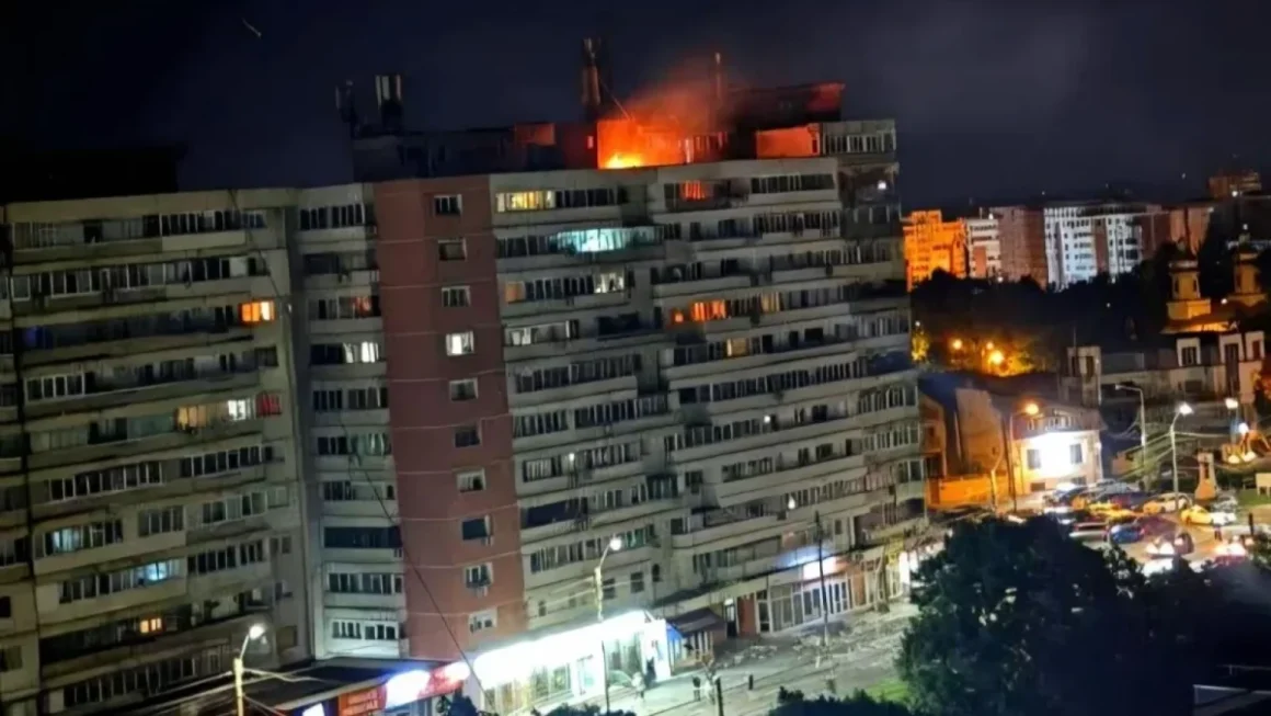 DRONA-1200x675.webp.webp BREAKING. O dronă s-a prăbușit peste un bloc din Galați. Incendiu la nivelul unui apartament, în urma exploziei. Două persoane primesc îngrijiri la fața locului, transmite DSU