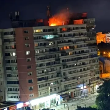 DRONA-1200x675.webp.webp BREAKING. O dronă s-a prăbușit peste un bloc din Galați. Incendiu la nivelul unui apartament, în urma exploziei. Două persoane primesc îngrijiri la fața locului, transmite DSU