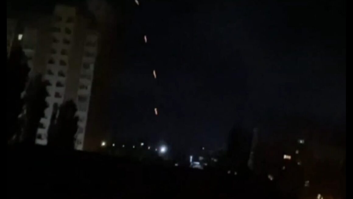 Rusia a atacat Kievul cu racheta balistică „Oreshnik” și cu drone, după ce Putin a ordonat Armatei ruse să pregătească un răspuns puternic la atacul din Luhansk, atribuit Ucrainei. Statele Unite l-au anunțat în prealabil pe Zelenski de atac