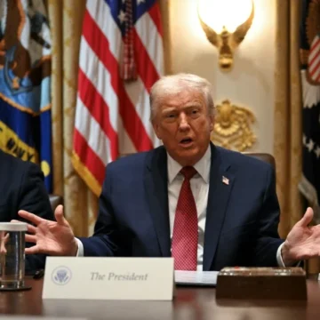 TRUMP-.-.webp.webp BREAKING. Trump anunță că ridică blocada navală americană din Strâmtoarea Ormuz și prezintă condițiile finale pentru un acord cu Iranul. Președintele SUA se îndreaptă către Situation Room pentru a lua „decizia finală”