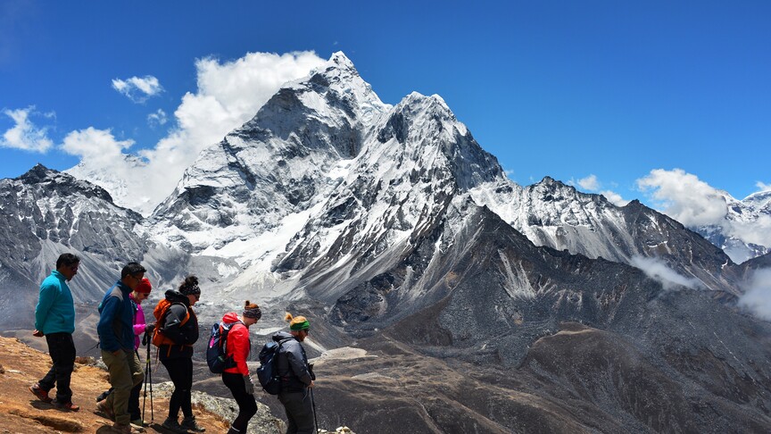 everest.jpg Record pe Muntele Everest. Renumitul Sherpa Kami Rita din Nepal a urcat pe Munte pentru a 32-a oară, depășindu-și propriul record
