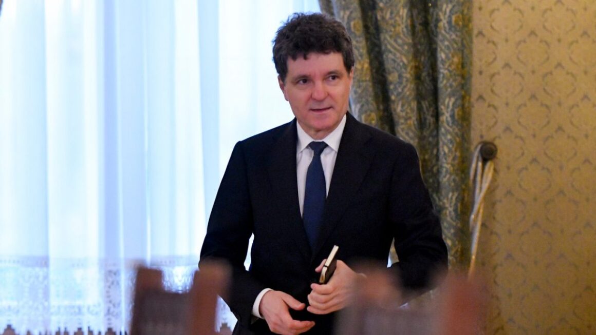 nicusor-1200x675.jpeg „Vom continua seria de consultări până când se va cristaliza o variantă de majoritate solidă, pro-occidentală”. Cine este Delia Velculescu, vehiculată pentru funcția de Premier – Aleph News