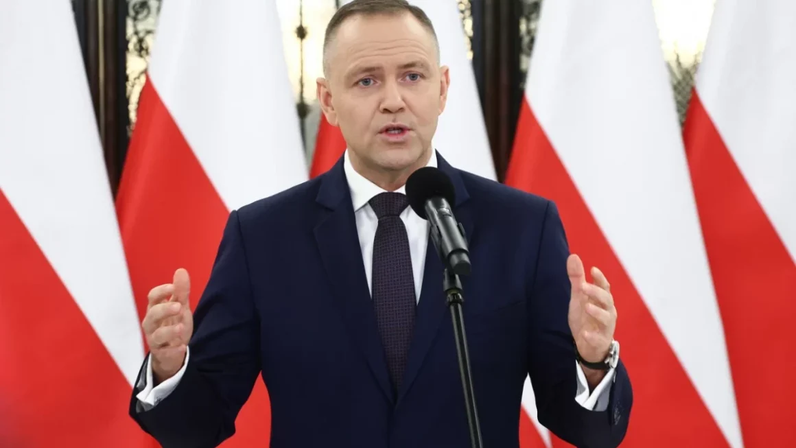 poland-1200x675.webp.webp Președintele Karol Nawrocki vrea să rescrie Constituția Poloniei. Premierul Donald Tusk îl critică dur: „Sugerez să respectăm întâi Constituția actuală”