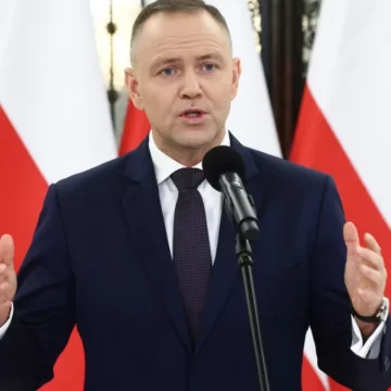 Președintele Karol Nawrocki vrea să rescrie Constituția Poloniei. Premierul Donald Tusk îl critică dur: „Sugerez să respectăm întâi Constituția actuală”