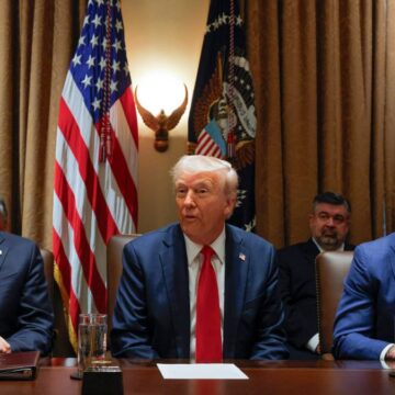 trump-.-.-1200x675.jpg BREAKING. Trump anunță că ridică blocada navală americană din Strâmtoarea Ormuz și prezintă condițiile finale pentru un acord cu Iranul. Președintele SUA se îndreaptă către Situation Room pentru a lua „decizia finală”