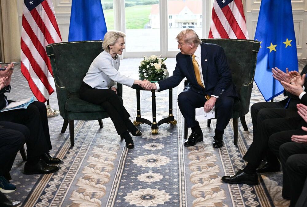 trump-ursula-1000x675.jpg Războiul comercial SUA-UE se intensifică. Trump acordă Uniunii Europene doar 2 luni pentru a pune în aplicare acordul semnat în Scoția