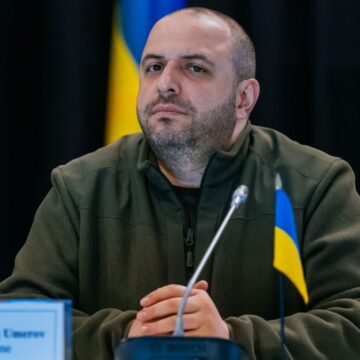 Zelenski îl trimite în SUA pe negociatorul-șef al Ucrainei, Rustem Umerov, pentru discuții cu emisarii lui Trump. Vizita are loc după ce Ucraina a respins armistițiul cerut de Putin pentru Ziua Victoriei