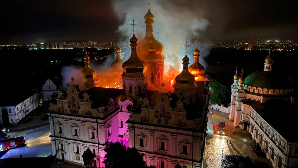 Rusia a lansat un nou val de atacuri cu rachete și drone asupra Ucrainei. Catedrala Adormirii Maicii Domnului din Kiev a luat foc – Aleph News