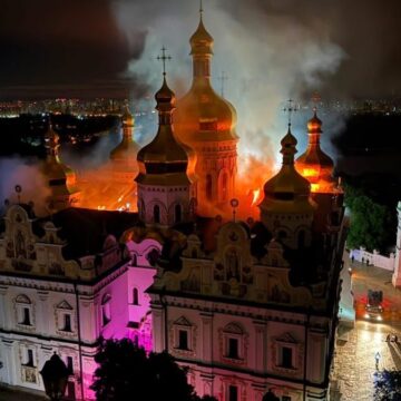 HK0nL1JWkAAafgr-1200x675.jpeg Rusia a lansat un nou val de atacuri cu rachete și drone asupra Ucrainei. Catedrala Adormirii Maicii Domnului din Kiev a luat foc – Aleph News