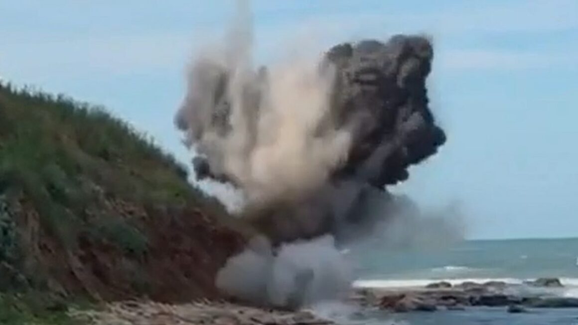 MINAAA-1200x675.jpg Forțele Navale Române au neutralizat o mină marină descoperită pe plaja dintre Vama Veche și 2 Mai