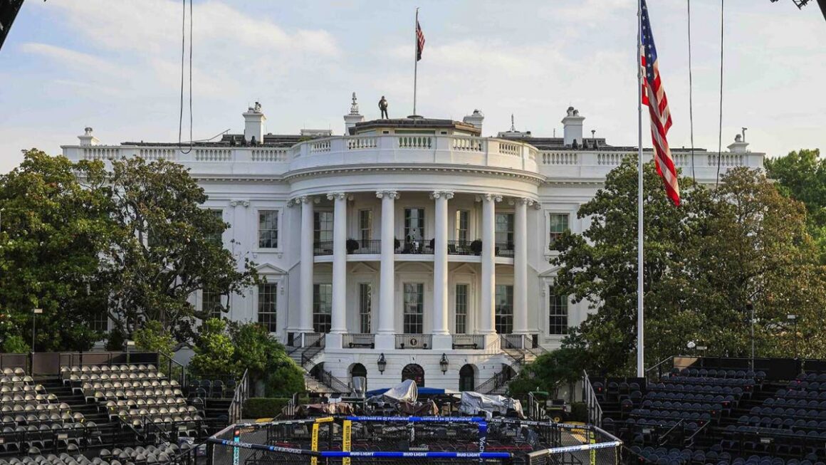 casa-1-1200x675.jpg Trump își sărbătorește aniversarea de 80 de ani cu 7 meciuri MMA organizate la Casa Albă. 14 luptători vor intra, pe 14 iunie, într-o cușcă special amenajată pe peluza sudică