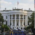 Trump își sărbătorește aniversarea de 80 de ani cu 7 meciuri MMA organizate la Casa Albă. 14 luptători vor intra, pe 14 iunie, într-o cușcă special amenajată pe peluza sudică