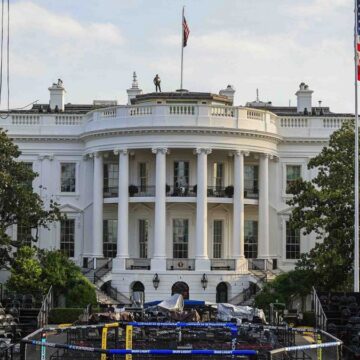 casa-1-1200x675.jpg Trump își sărbătorește aniversarea de 80 de ani cu 7 meciuri MMA organizate la Casa Albă. 14 luptători vor intra, pe 14 iunie, într-o cușcă special amenajată pe peluza sudică