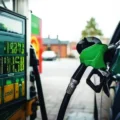 „Regula de la ora 12”, care permite benzinăriilor să majoreze prețurile o dată pe zi, stârnește controverse în Germania. Liderul FDP spune că măsura îi dezavantajează pe consumatori