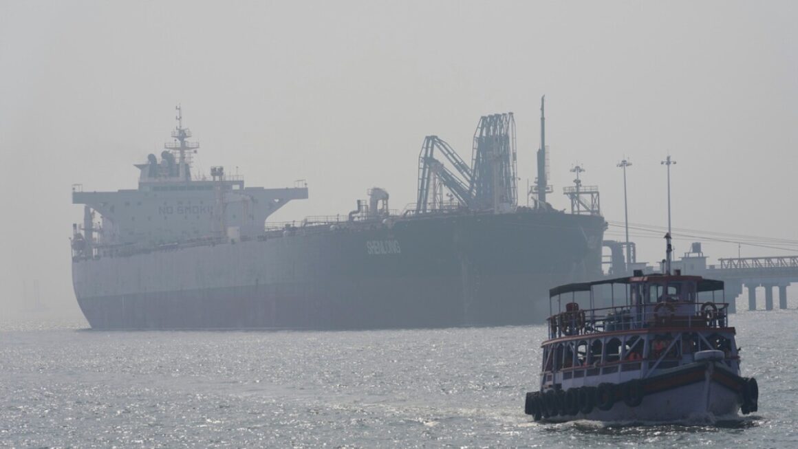 Iranul suspendă negocierile cu SUA, anunță presa iraniană. Prețul petrolului crește puternic, la peste 96 de dolari pe baril