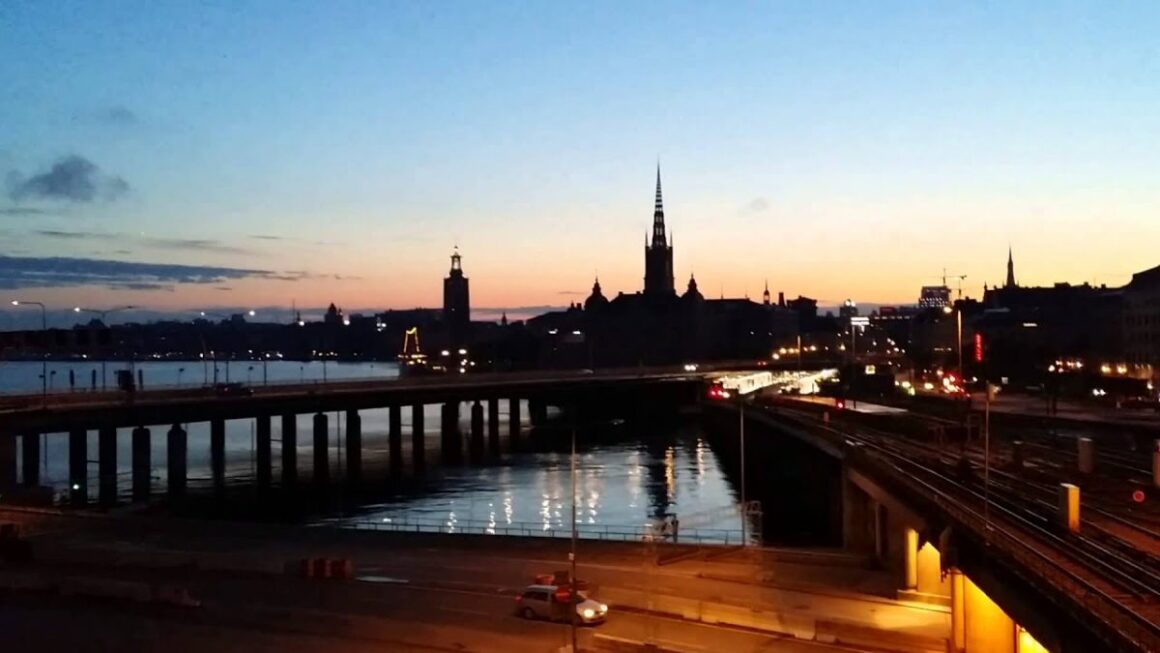„Nopțile Albe” transformă orașe precum Stockholm și Reykjavík în destinații spectaculoase. Fenomenul atinge intensitatea maximă în timpul solstițiului de vară