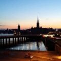 „Nopțile Albe” transformă orașe precum Stockholm și Reykjavík în destinații spectaculoase. Fenomenul atinge intensitatea maximă în timpul solstițiului de vară