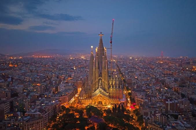 sgddd.jpg „Toată arhitectura ei exprimă sacralitate. Antonio Gaudí era un om profund marcat de prezența lui Dumnezeu”