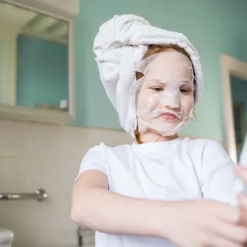 „Cosmeticorexia”, noul fenomen în rândul fetițelor de 8-14 ani care îi sperie pe dermatologi. Sunt obsedate de a obține „pielea perfectă” și folosesc zilnic produse de îngrijire nocive
