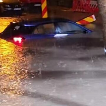 Patru mesaje RO-ALERT au fost emise în București în timpul furtunii. Mai multe străzi au fost inundate, traficul rutier și transportul public au fost afectate, iar Metrorex a închis temporar stația Piața Victoriei 2