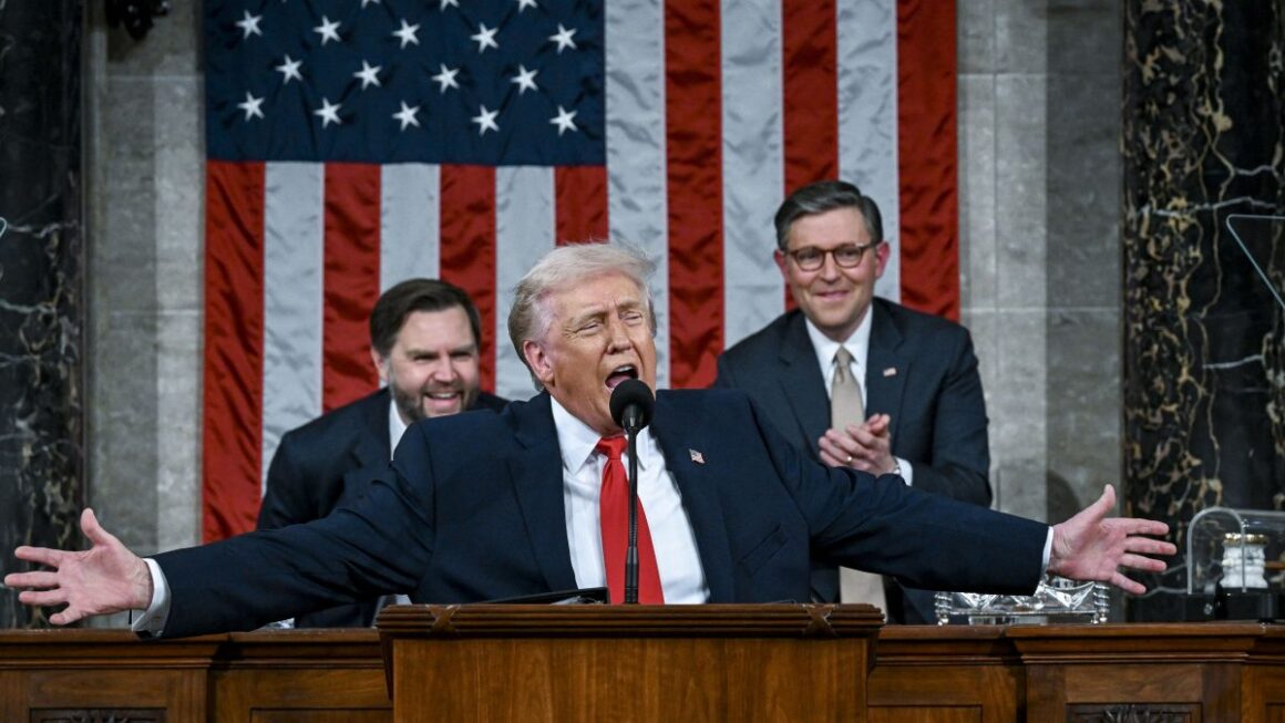 Trump şi-a trecut în declaraţia de avere licenţe pentru proiecte imobiliare în Bucureşti şi Cluj.