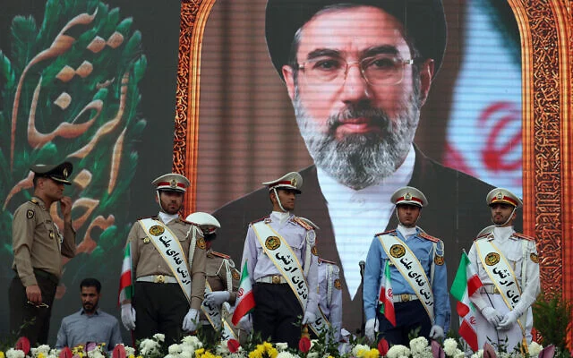 mojtaba-khamenei.webp.webp Liderul Suprem al Iranului, Mojtaba Khamenei, jură „să răzbune” asasinarea tatălui său de către SUA-Israel. Trump a avertizat că Armata SUA va distruge Iranul dacă e asasinat