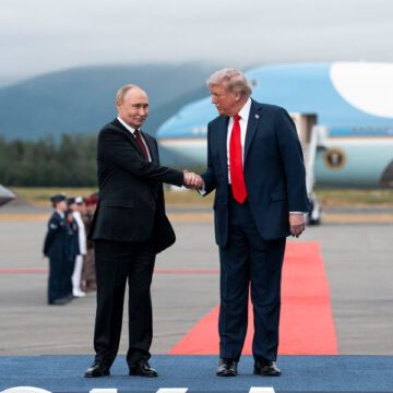 putin-trump.jpg Putin i-a trimis lui Trump, de Ziua Independenței SUA, o felicitare neobișnuit de caldă și informală: „Dear Donald”