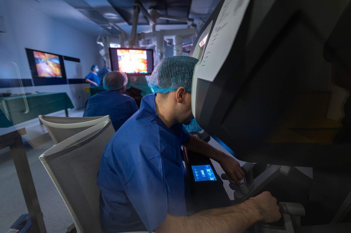 1786305154_index.jpeg Premieră în România: o intervenție robotică pentru cancerul de prostată realizată la Băneasa Tumor Center Hospital introduce o tehnică avansată de verificare a siguranței oncologice în timpul operației