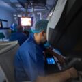 Premieră în România: o intervenție robotică pentru cancerul de prostată realizată la Băneasa Tumor Center Hospital introduce o tehnică avansată de verificare a siguranței oncologice în timpul operației