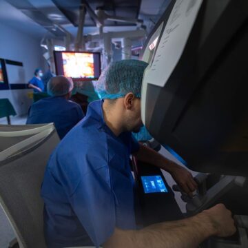 1786305154_index.jpeg Premieră în România: o intervenție robotică pentru cancerul de prostată realizată la Băneasa Tumor Center Hospital introduce o tehnică avansată de verificare a siguranței oncologice în timpul operației