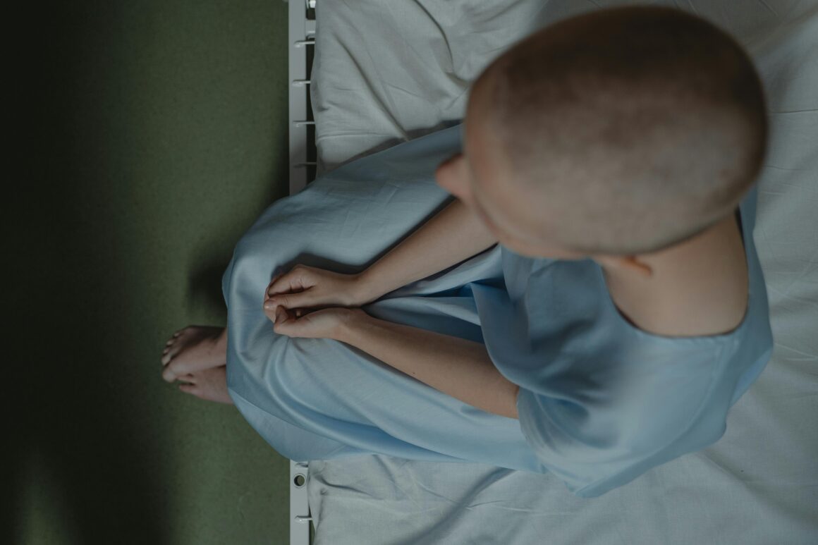 1787776300_index.jpeg „Nu vă puneți, prin inacțiune, semnătura pe certificatele noastre de deces”. Pacienții cu cancer îl contrazic pe șeful CNAS