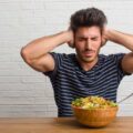 După masă, vine regretul. Peste 70% dintre români spun că se gândesc la mâncare chiar și atunci când nu le este foame. Ce este „food noise”