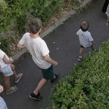 ND-1.webp.webp „Nu a avut timp să participe, cum nu are timp să desemneze Premierul. În schimb, are timp să stea în pantaloni scurți în fața blocului”