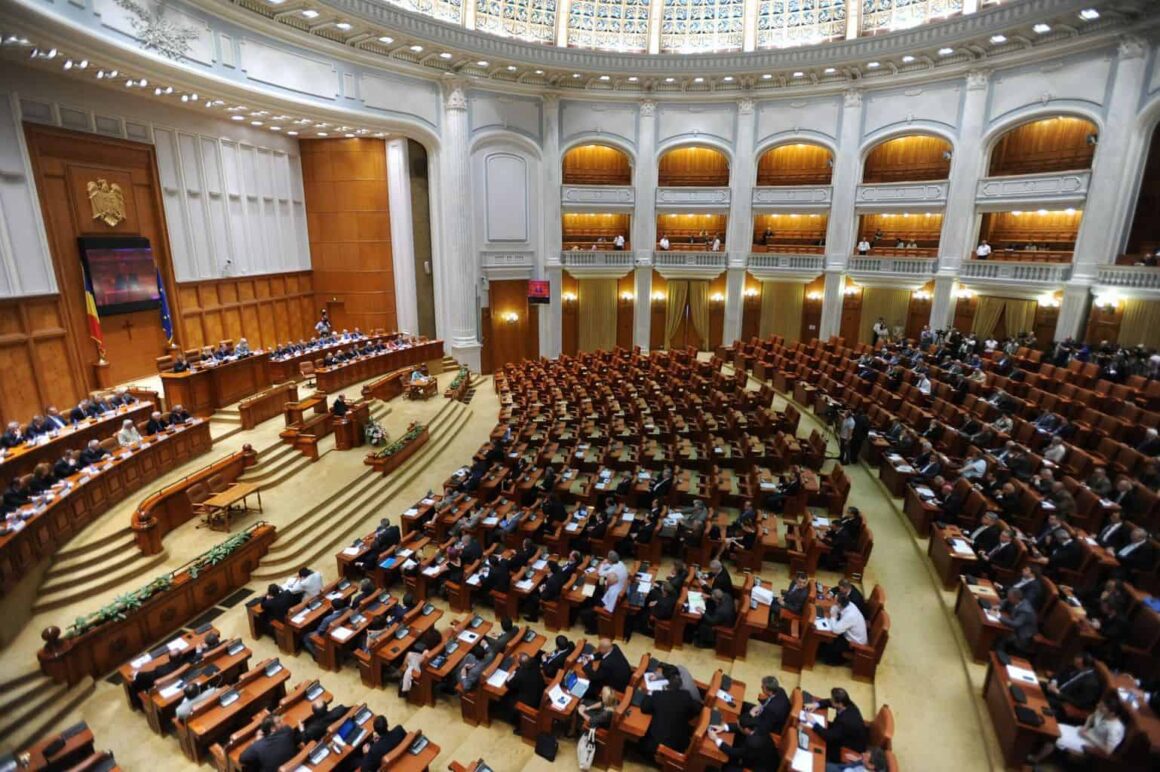 Parlamentul-Romaniei1.jpg Senatul și Camera Deputaților intră în sesiune extraordinară. Parlamentarii dezbat Legea Salarizării și modificarea Legii ANI, proiecte care vizează jaloane din PNRR
