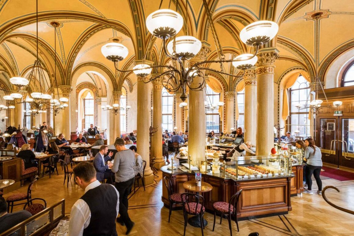 Vienna-coffeehouses-Cafe-Central-Photo-credit-Flikr-a.canvas.of_.light_-1180x787-1.jpg Cafenelele istorice din Viena păstrează ziarele tipărite pe mesele clienților. Unele localuri oferă gratuit până la cincisprezece publicații diferite zilnic