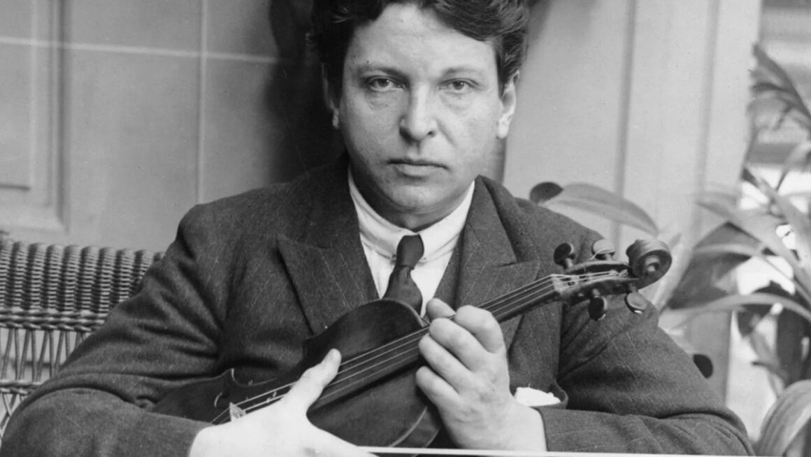 Astăzi se împlinesc 145 de ani de la nașterea lui George Enescu. ARTEXIM îl omagiază pe marele nostru compozitor printr-o proiecție imersivă la MINA