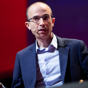 harari.jpg Oamenii nu mai au încredere în oameni, ci în Inteligența Artificială