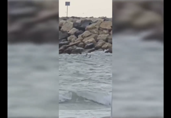 VIDEO. O dronă sau fragmente ale unei drone au fost observate în apropierea malului, pe o plajă din Costinești. Garda de Coastă verifică obiectul și proveniența acestuia