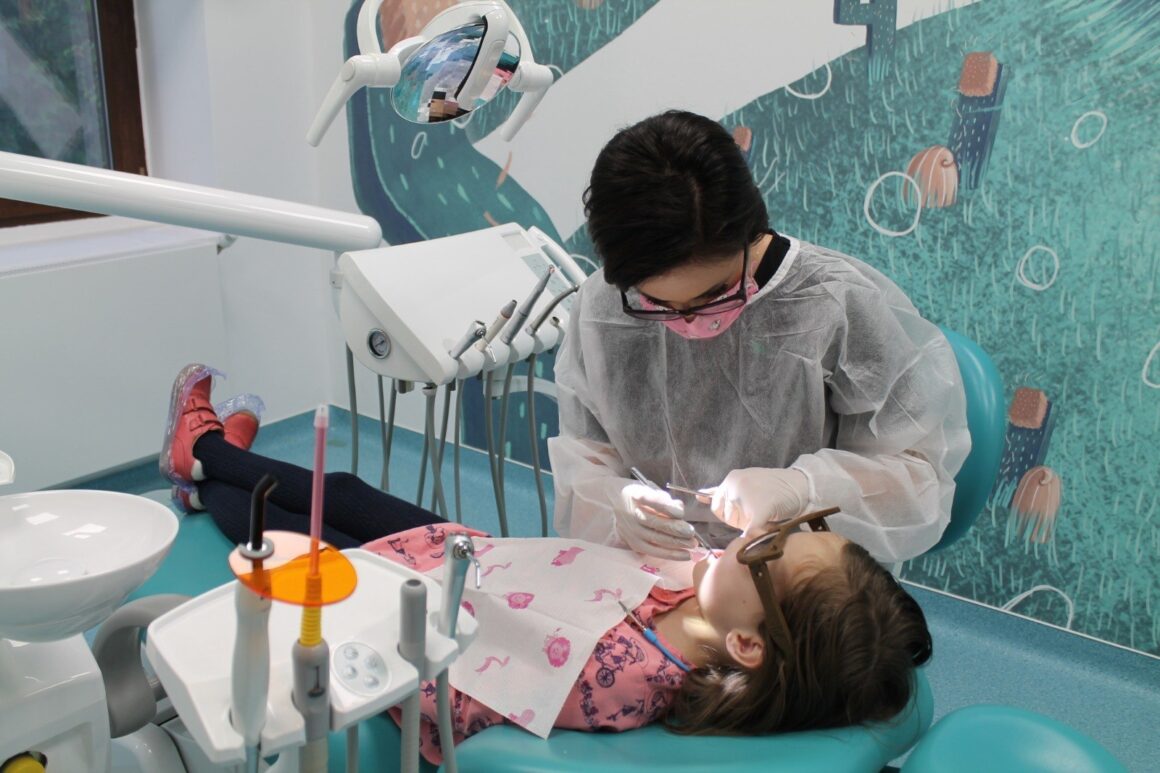 index.jpeg Cariile la copiii mici ar putea fi ținute sub control cu o substanţă ieftină şi eficientă. Fără freză, fără injecţii şi anestezie generală