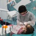 Cariile la copiii mici ar putea fi ținute sub control cu o substanţă ieftină şi eficientă. Fără freză, fără injecţii şi anestezie generală