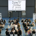 Cum ar fi să intri într-o bibliotecă și, în locul unei cărți, să „împrumuți” un om? Human Library este prezentă în peste 85 de țări, inclusiv în România