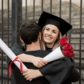 Femeile găsesc tot mai greu parteneri cu același nivel de educație, iar tot mai mulți bărbați flirtează cu Inteligența Artificială. Trei studii arată cum se schimbă relațiile în era AI.
