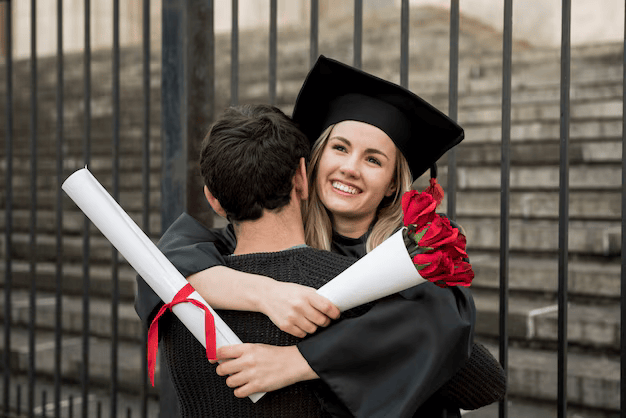 medium-shot-couple-hugging-graduation_23-2148232771.png Femeile găsesc tot mai greu parteneri cu același nivel de educație, iar tot mai mulți bărbați flirtează cu Inteligența Artificială. Trei studii arată cum se schimbă relațiile în era AI.