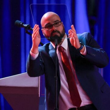 perez-bun.jpg Gabriel Perez, fost operator al prompterului de la Casa Albă, amendat pentru pariuri pe discursuri
