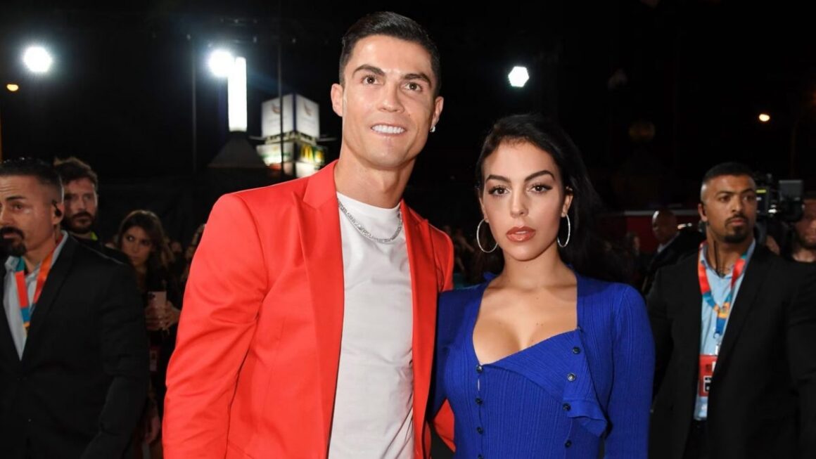 Cristiano Ronaldo râde de confuzia stârnită de zvonurile privind nunta sa, după ce 2000 de fani s-au adunat la nunta greșită – Aleph News