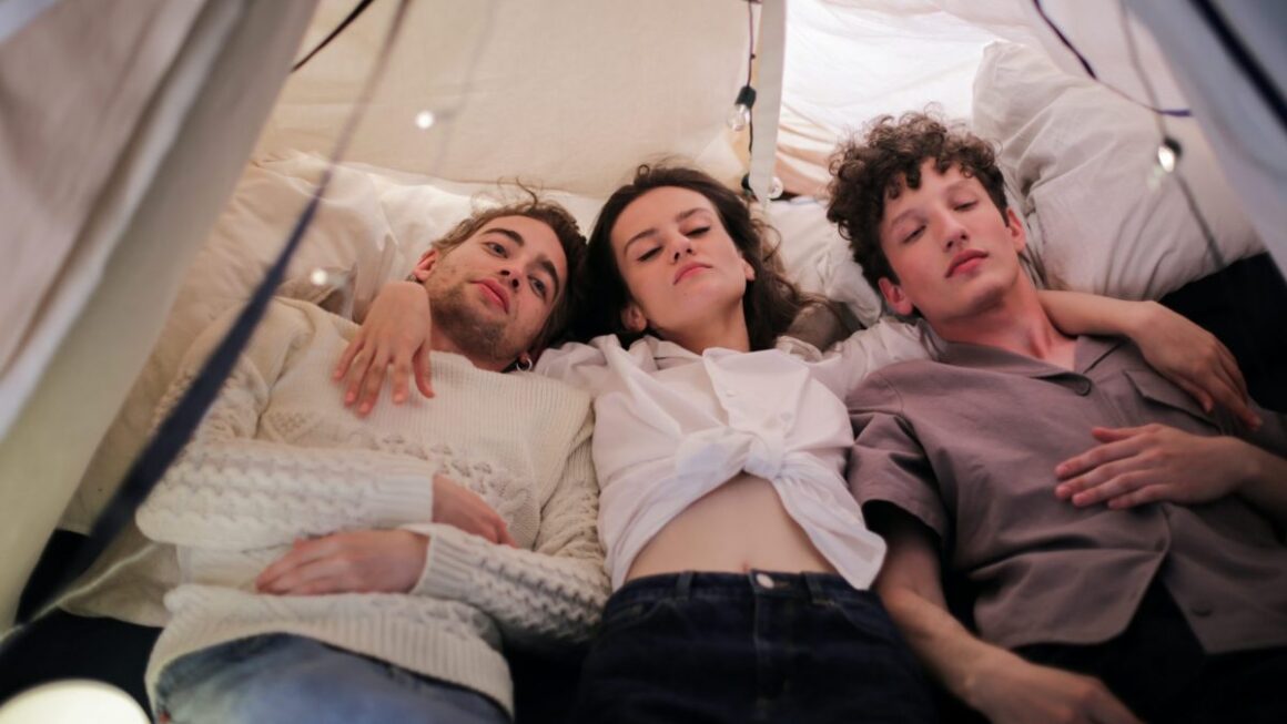 woman-with-two-men-embraced-in-a-tent-scaled-1-1200x675.jpg Vrei o relație în trei? Un nou studiu identifică nouă reguli care pot face relațiile poliamoroase și deschise să funcționeze – Aleph News