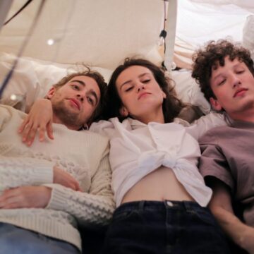 woman-with-two-men-embraced-in-a-tent-scaled-1-1200x675.jpg Vrei o relație în trei? Un nou studiu identifică nouă reguli care pot face relațiile poliamoroase și deschise să funcționeze – Aleph News