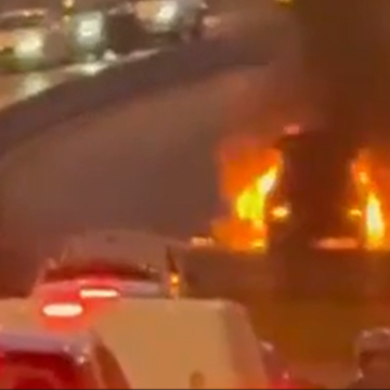 Explozie în Pasajul Băneasa. O mașină a fost cuprinsă în totalitate de flăcări